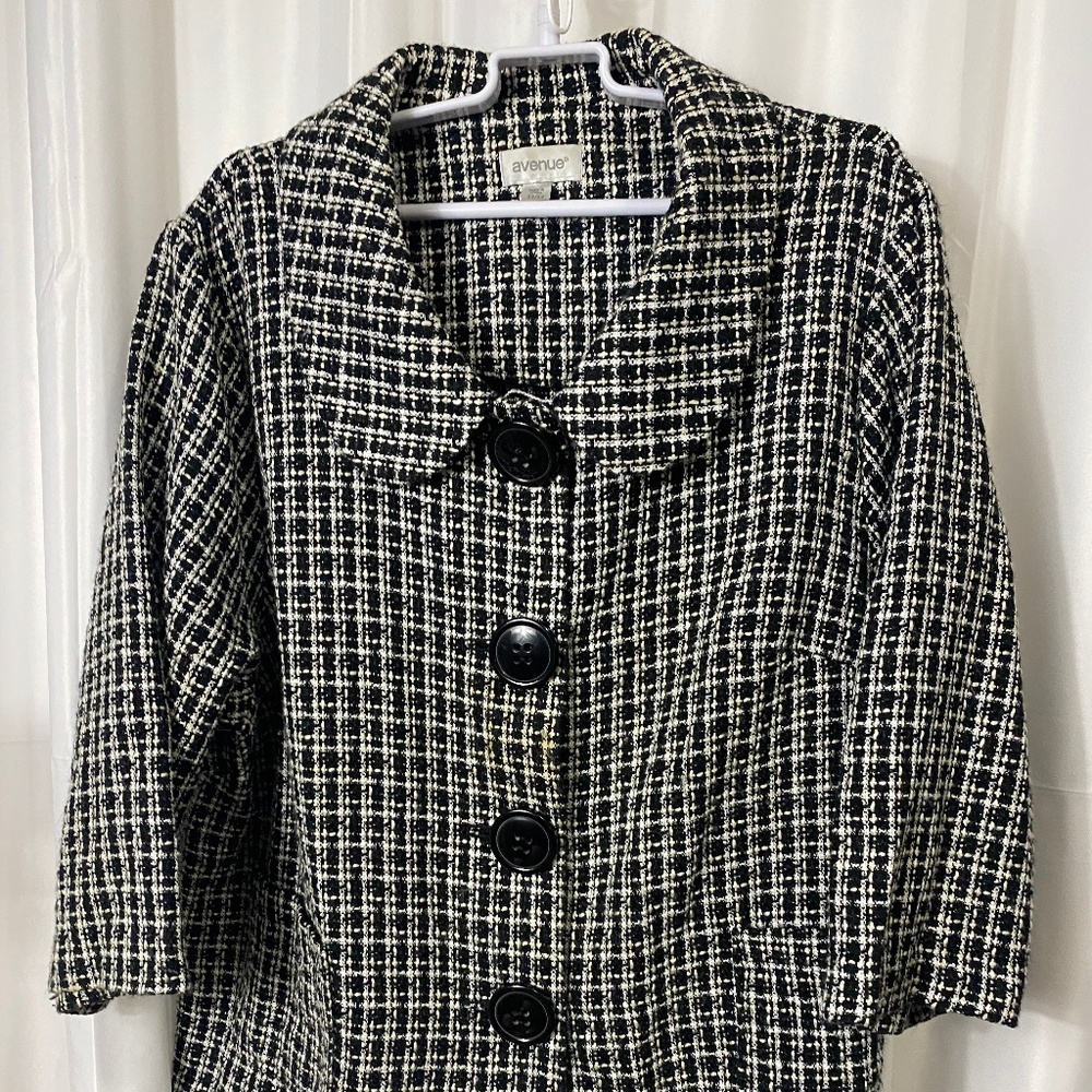 AVENUE BLACK AND WHITE BLAZER SIZE 22/24 3/4 SLEEVE